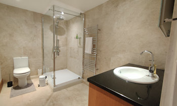Bathroom 1, Monkhall 2 Holiday Cottage, Herefordshire